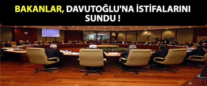 Bakanlar, Davutoğluna istifalarını sundu