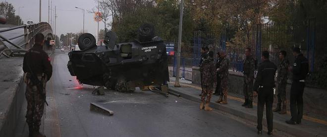 Polis aracı köprüden düştü